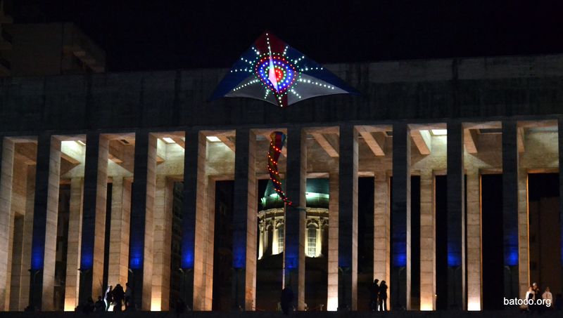 Barriletes en el Monumento a la Bandera